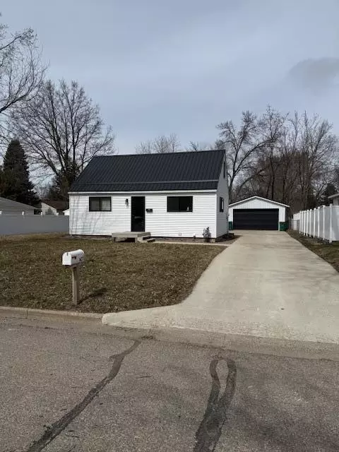 627 E South St, Litchfield, MN 55355