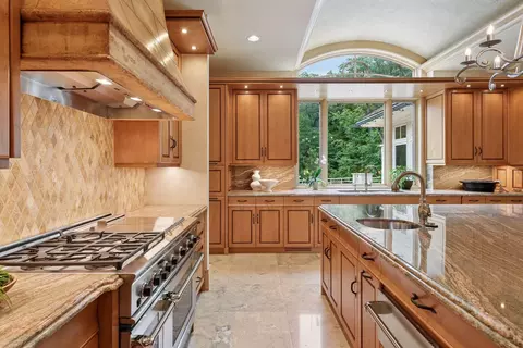 1989 Dwight Ln, Minnetonka, MN 55305