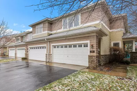 586 Sutherland Dr, Woodbury, MN 55129