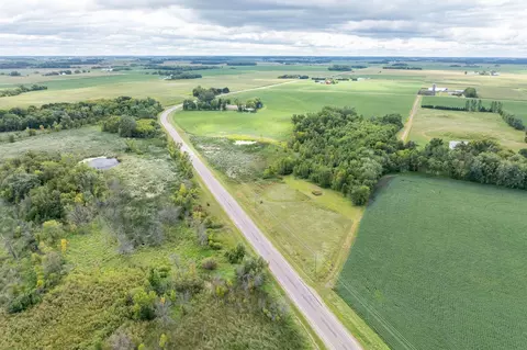 2 Nn County Road 32, Belle Plaine, MN 56011
