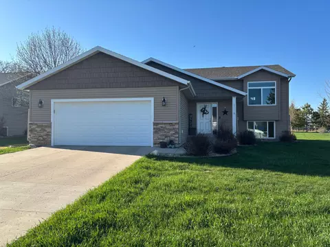 1816 Spruce Grove Trl, Detroit Lakes, MN 56501