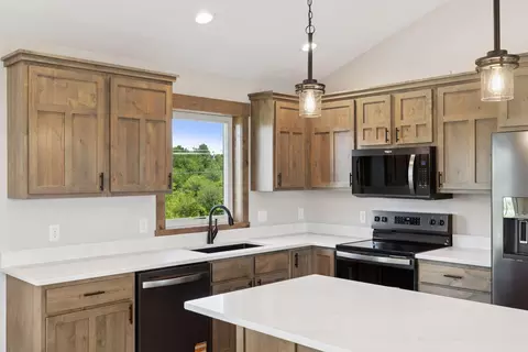 Kitchen - 521 Summit Cir, Baldwin, WI 54002 photo 4 of 5