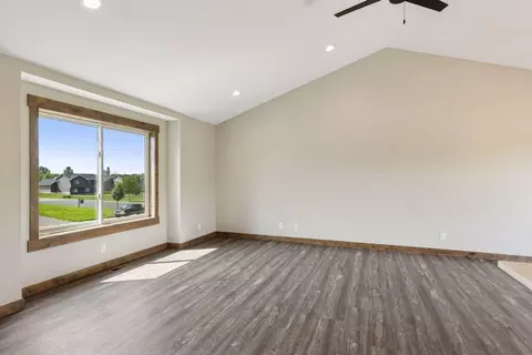 Living - 521 Summit Cir, Baldwin, WI 54002 photo 2 of 4