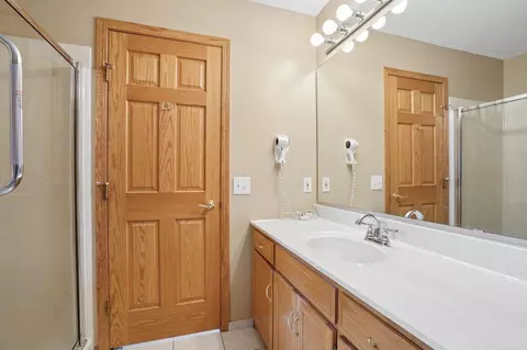 Bath - 2210 Viking Dr, Saint Cloud, MN 56301 photo 2 of 5