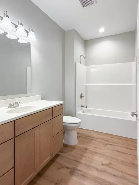 Bath - 503 Darlene Dr, Marshall, MN 56258 photo 5 of 7