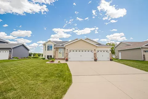 813 W Summerwood Trl, Dilworth, MN 56529