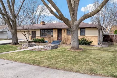 1254 Prairie St, Chaska, MN 55318