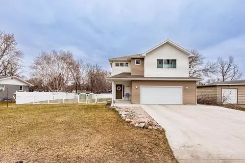 296 Dakota Ave, Horace, ND 58047