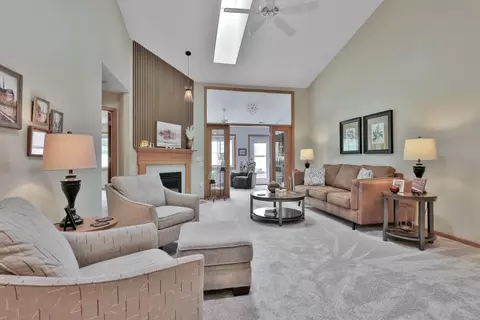 7572 Newbury Rd, Woodbury, MN 55125