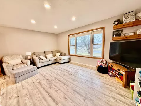 Living - 243 Edgeview Dr, Rollingstone, MN 55969 photo 2 of 3