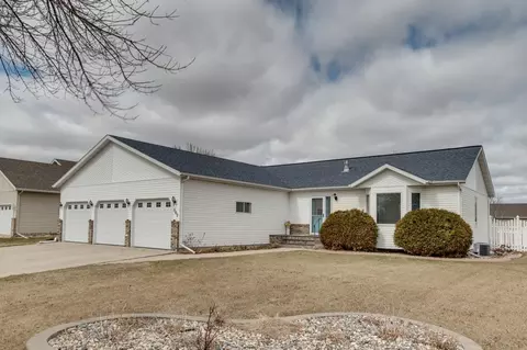 560 41st Ave S, Moorhead, MN 56560