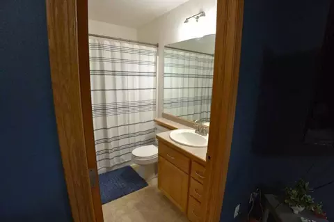 Bath - 4357 46th Ave S, Fargo, ND 58104 photo 2 of 3