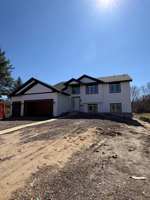 520 Lois Ln, Lino Lakes, MN 55014