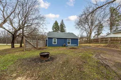Exterior - 1070 Willow St, Faribault, MN 55021 photo 7 of 10