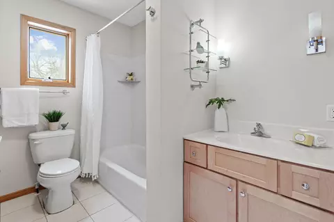 Bath - 326 Faversham, Willernie, MN 55090 photo 2 of 4