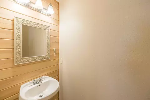 Bath - 1719 13th Ave NE, Brainerd, MN 56401 photo 2 of 3