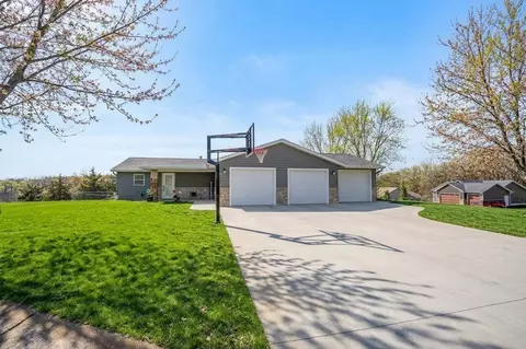 101 Meadow Ln, New London, MN 56273