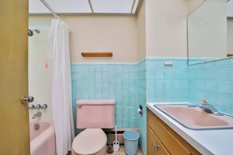 Bath - 14894 Riverside Dr, Brainerd, MN 56401 photo 2 of 3