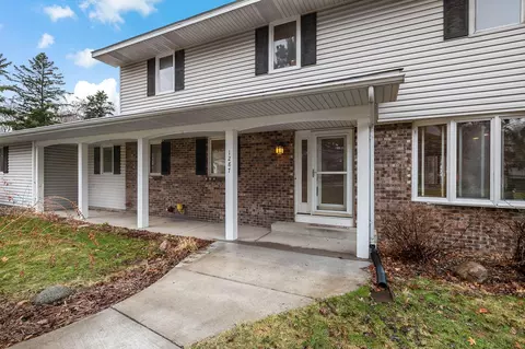 1287 Nursery Hill Ln, Arden Hills, MN 55112