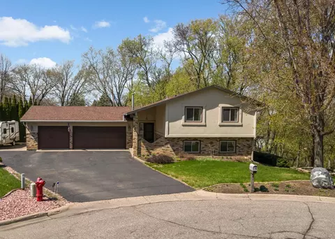 900 Garrison Ct, Burnsville, MN 55337