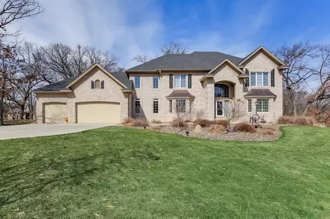 2 Bent Tree Ln, North Oaks, MN 55127