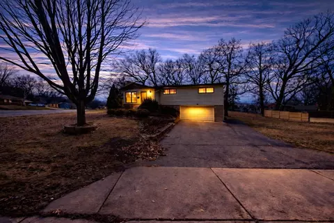7901 Winsdale St N, Golden Valley, MN 55427