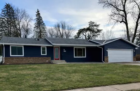4021 Pebblebrook Dr, Bloomington, MN 55437