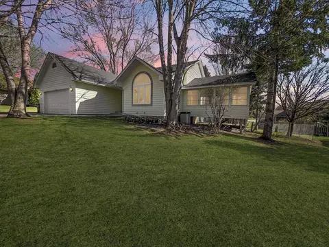 1013 Maplewood Dr, Delano, MN 55328