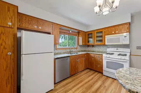 Kitchen - 2033 Bluestone Ln, Eagan, MN 55122 photo 3 of 5