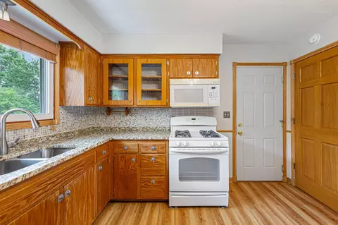 Kitchen - 2033 Bluestone Ln, Eagan, MN 55122 photo 4 of 5