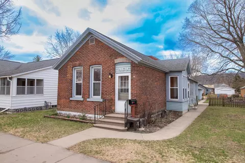 469 E 7th St, Winona, MN 55987