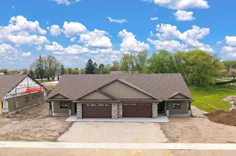 1060 Legend Ln, River Falls, WI 54022
