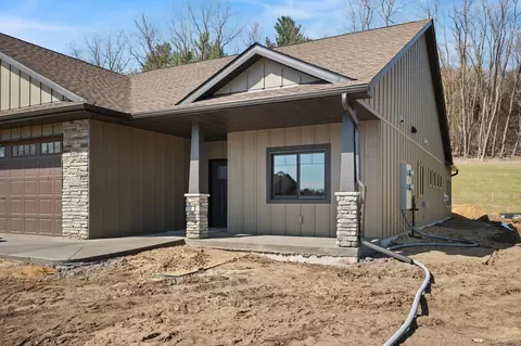 1060 Legend Ln, River Falls, WI 54022