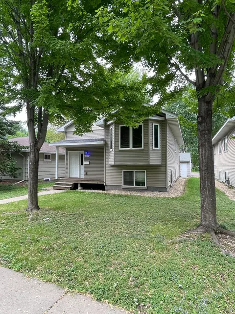 1077 26th Ave SE, Minneapolis, MN 55414