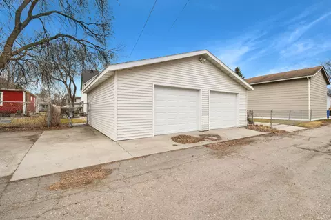 Exterior - 451 16th Ave S, Fargo, ND 58103 photo 13 of 14