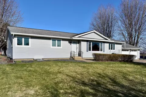 87 Chapel Dr, Altura, MN 55910