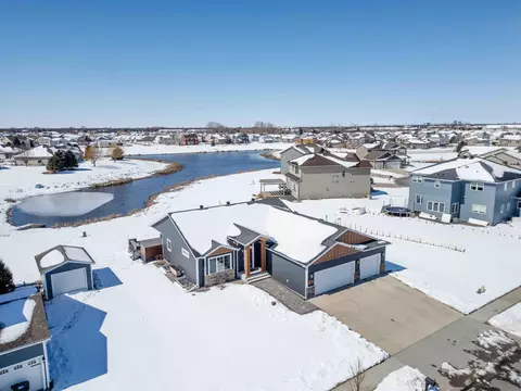 3825 16th St S, Moorhead, MN 56560