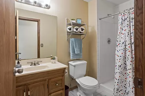 Bath - 4404 Cinnamon Ridge Trl, Eagan, MN 55122 photo 2 of 2