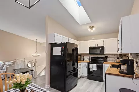 Kitchen - 4404 Cinnamon Ridge Trl, Eagan, MN 55122 photo 4 of 4