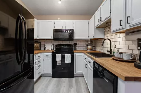 Kitchen - 4404 Cinnamon Ridge Trl, Eagan, MN 55122 photo 1 of 4