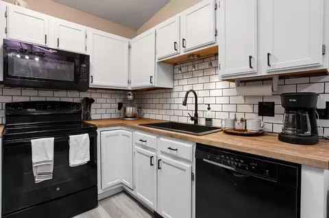 Kitchen - 4404 Cinnamon Ridge Trl, Eagan, MN 55122 photo 3 of 4