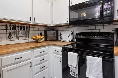 Kitchen - 4404 Cinnamon Ridge Trl, Eagan, MN 55122 photo 2 of 4