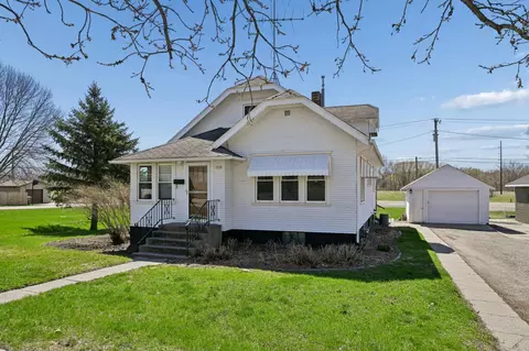 1028 10th St E, Glencoe, MN 55336