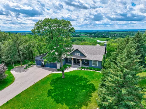 416 Eagle Bluff Dr, Hudson, WI 54016