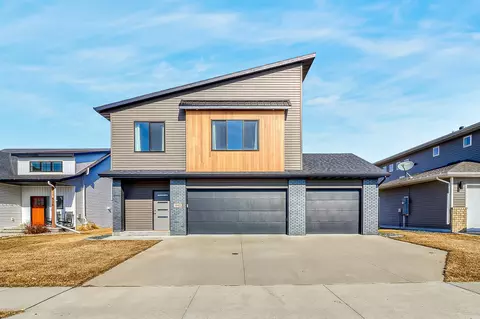 442 Hampton Dr W, Moorhead, MN 56560