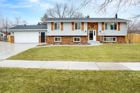 3714 12th St S, Fargo, ND 58104