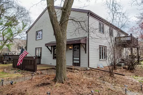 4950 Grenwich Trl N, Oakdale, MN 55128