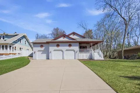 808 Hallam Ave N, Mahtomedi, MN 55115