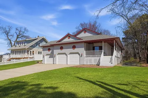 808 Hallam Ave N, Mahtomedi, MN 55115