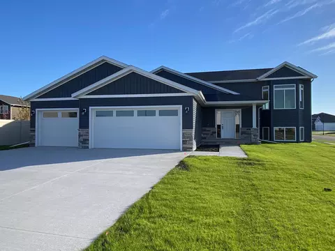 7494 Eagle Pointe Dr S, Fargo, ND 58104